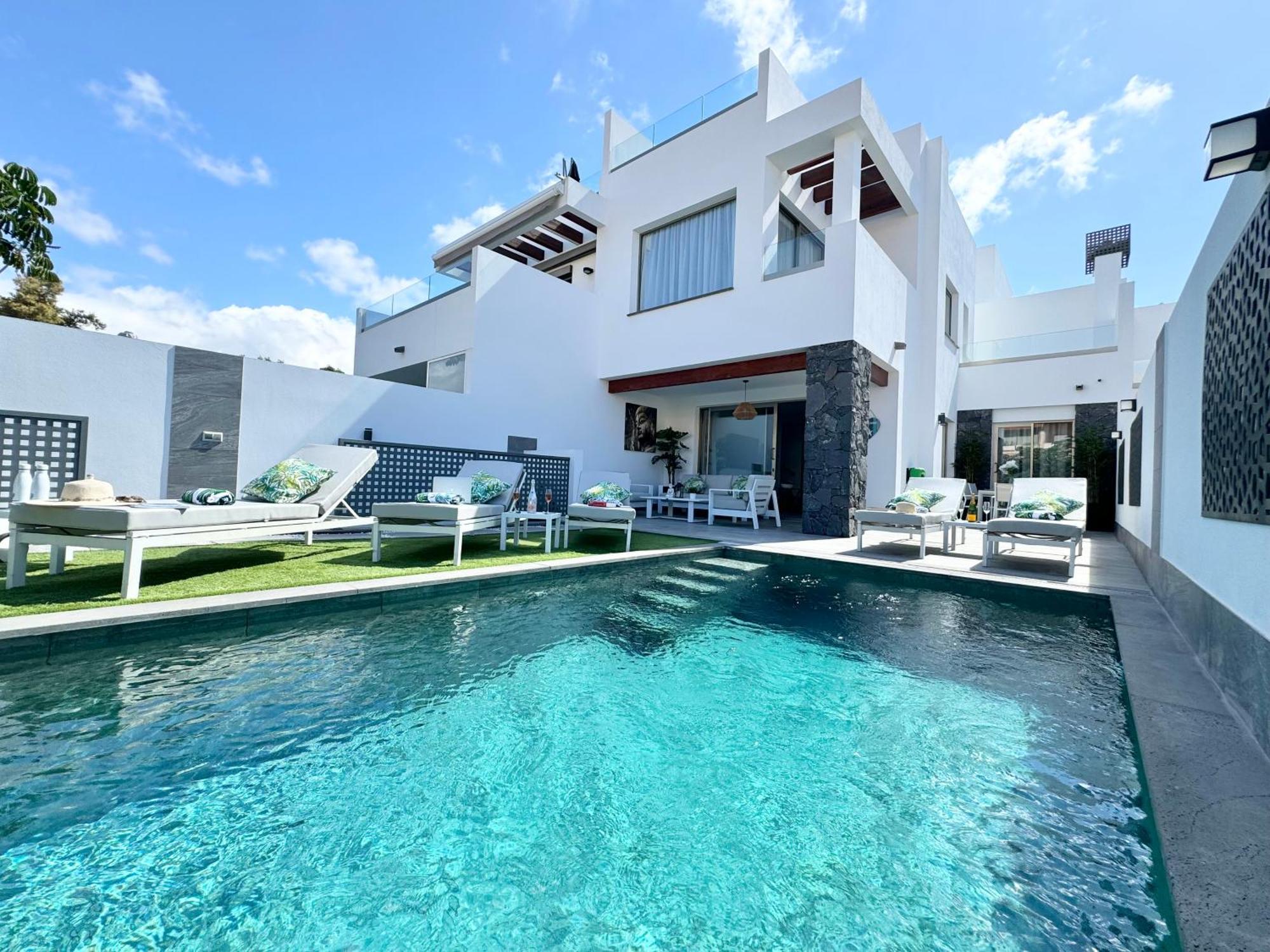 Welcome To Villa Bali A Luxurious Modern Getaway 로스크리스티아노스 외부 사진