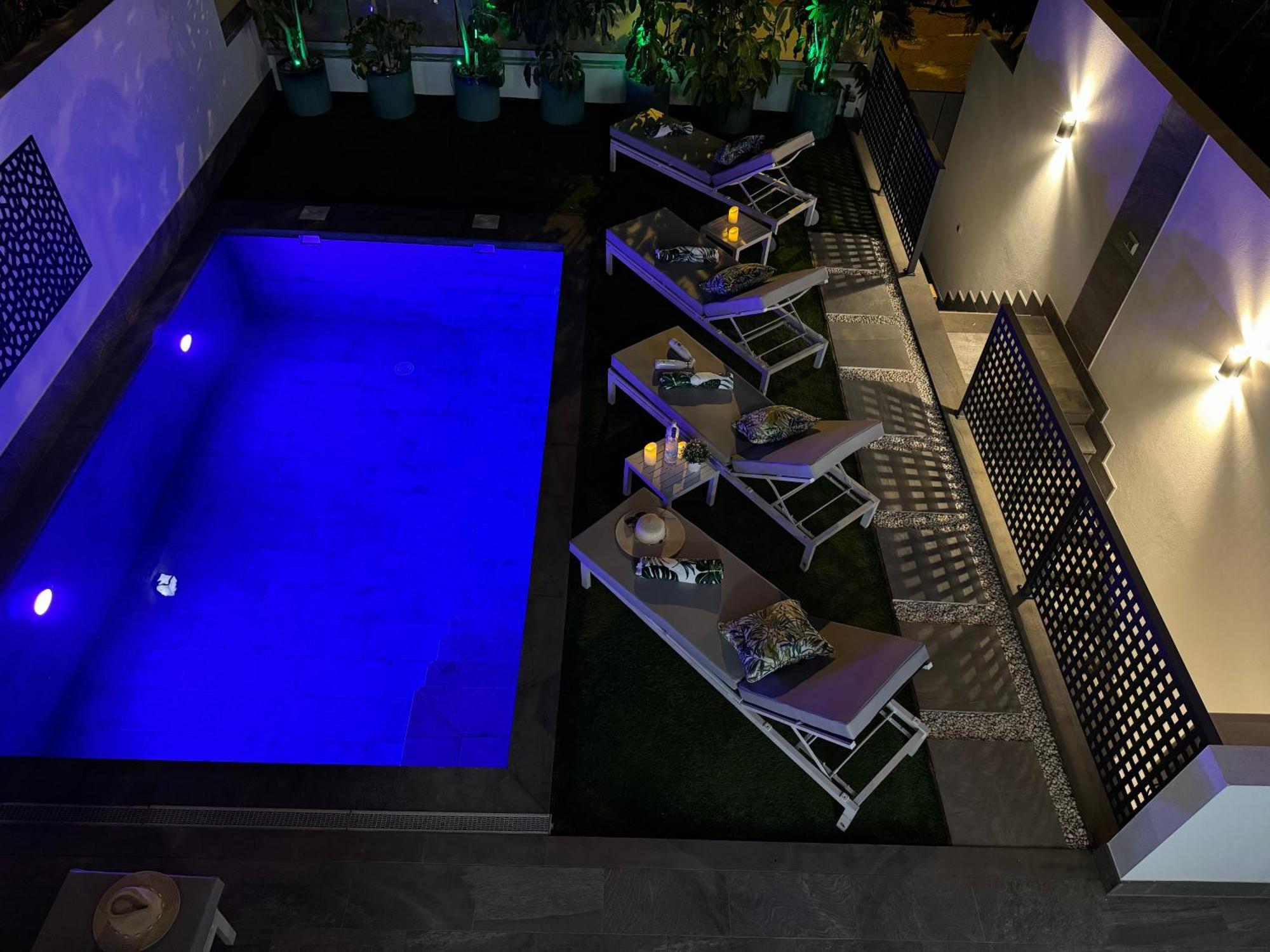Welcome To Villa Bali A Luxurious Modern Getaway 로스크리스티아노스 외부 사진