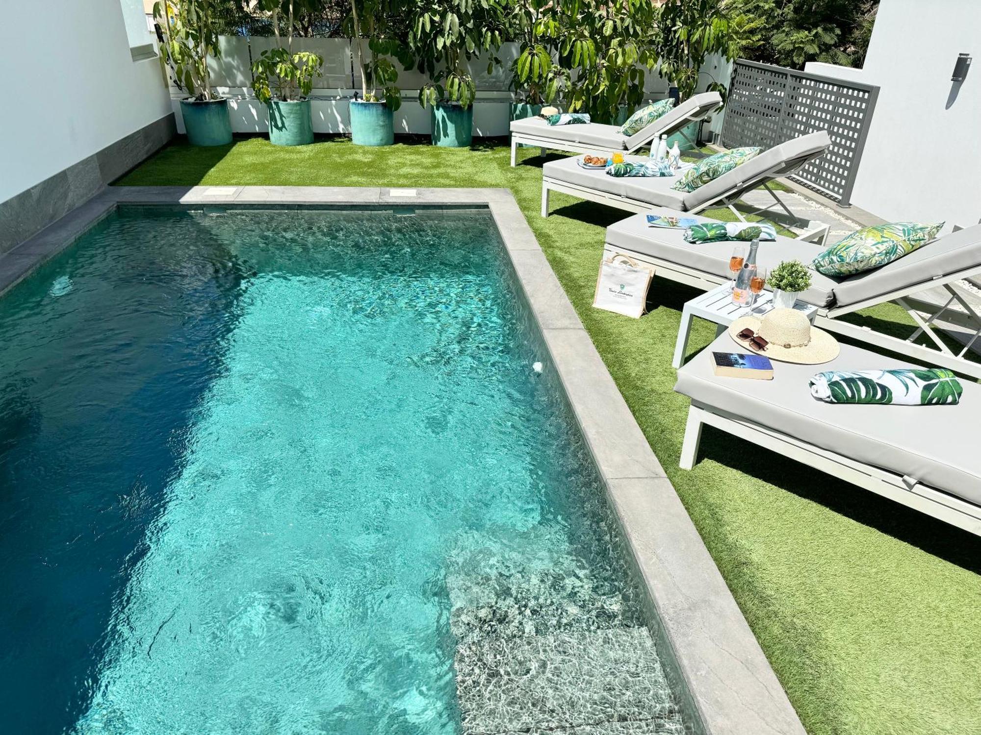 Welcome To Villa Bali A Luxurious Modern Getaway 로스크리스티아노스 외부 사진