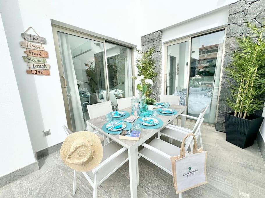 Welcome To Villa Bali A Luxurious Modern Getaway 로스크리스티아노스 외부 사진