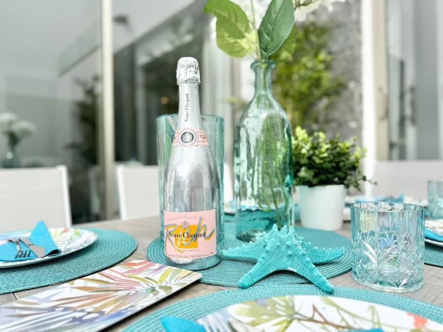 Welcome To Villa Bali A Luxurious Modern Getaway 로스크리스티아노스 외부 사진