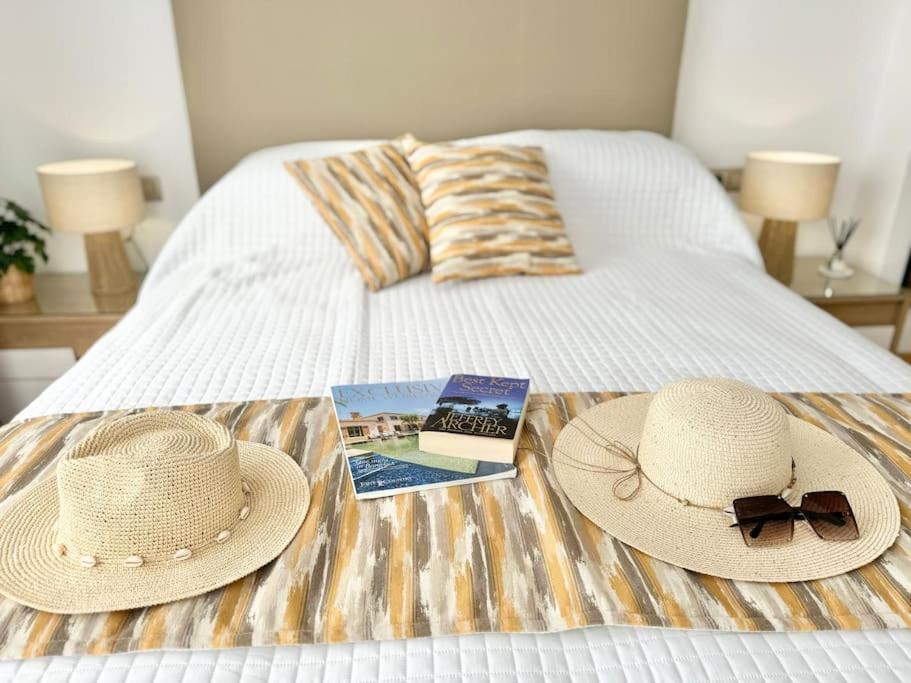 Welcome To Villa Bali A Luxurious Modern Getaway 로스크리스티아노스 외부 사진