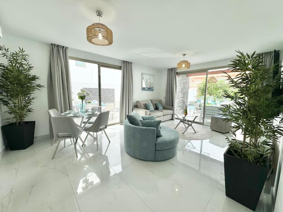 Welcome To Villa Bali A Luxurious Modern Getaway 로스크리스티아노스 외부 사진